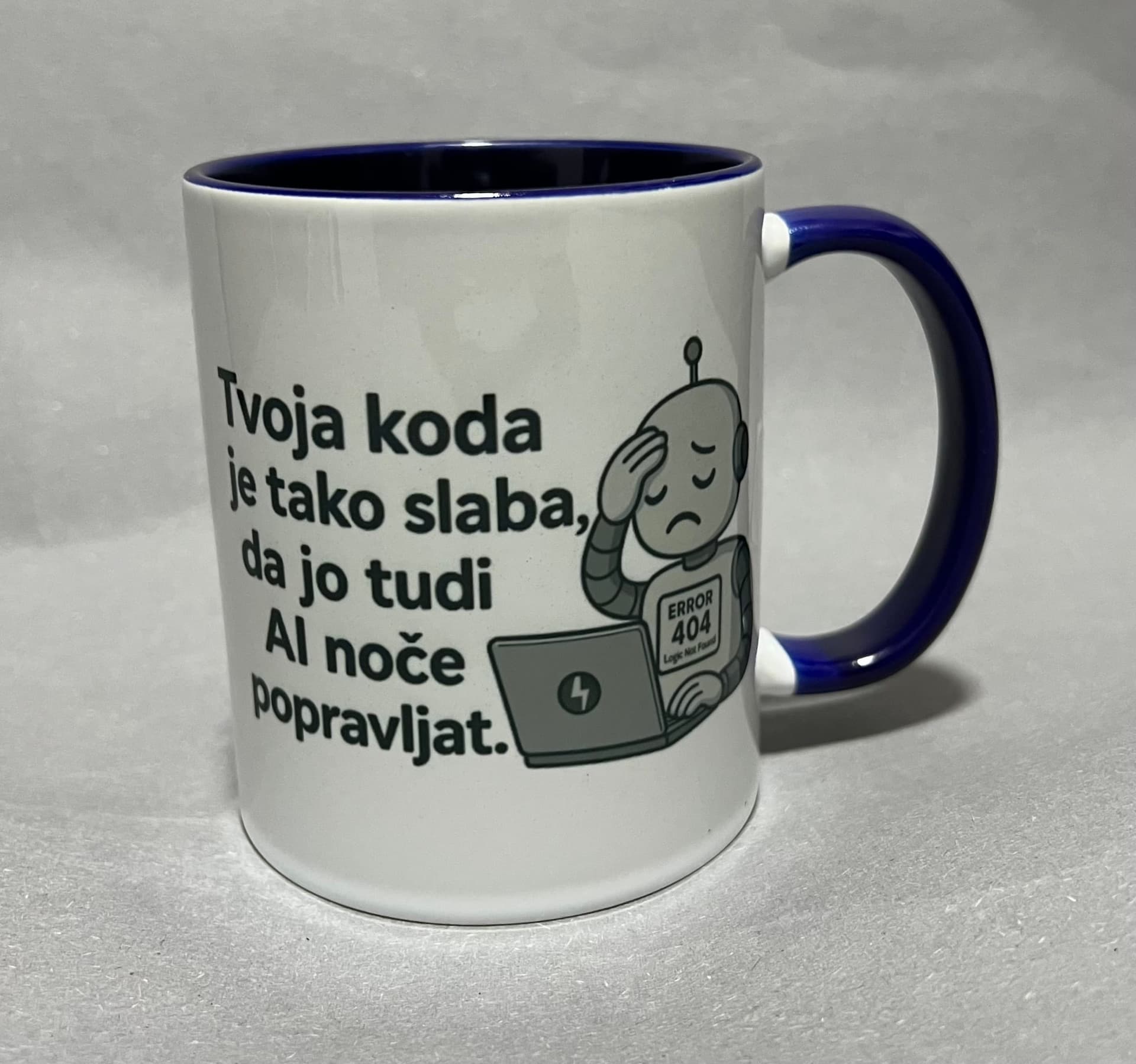 Skodelica za programerje Tvoja koda je tako slaba, da jo tudi AI noče popravljat – motiv 1