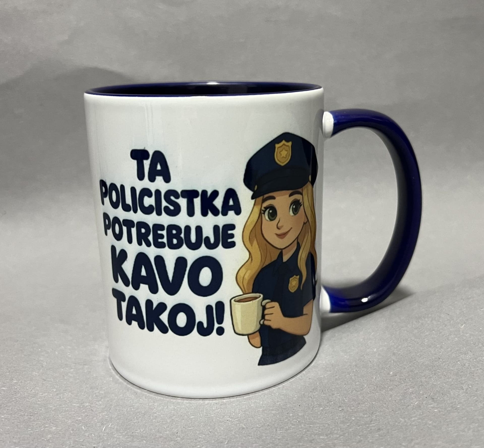 Skodelica za policistko – »Ta policistka potrebuje kavo takoj«